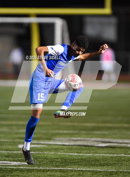 Thumbnail 2 in La Jolla Country Day vs. Central photogallery.