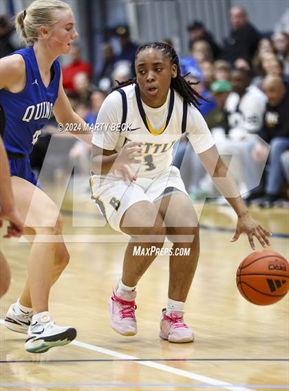 Thumbnail 1 in Quincy vs Battle (Sophie Cunningham Classic) photogallery.