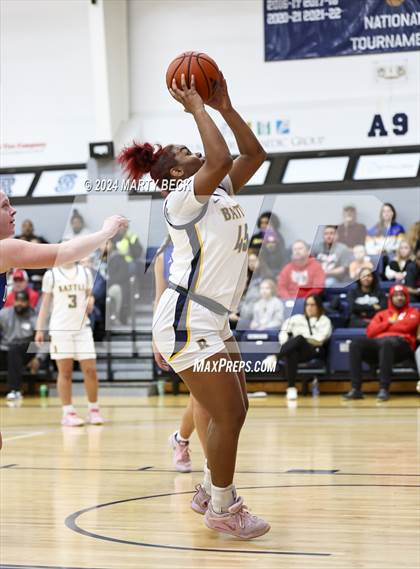 Thumbnail 3 in Quincy vs Battle (Sophie Cunningham Classic) photogallery.