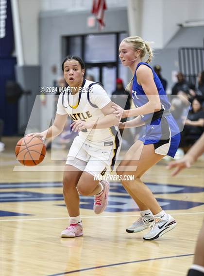 Thumbnail 1 in Quincy vs Battle (Sophie Cunningham Classic) photogallery.
