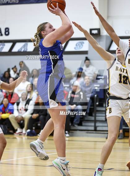 Thumbnail 2 in Quincy vs Battle (Sophie Cunningham Classic) photogallery.