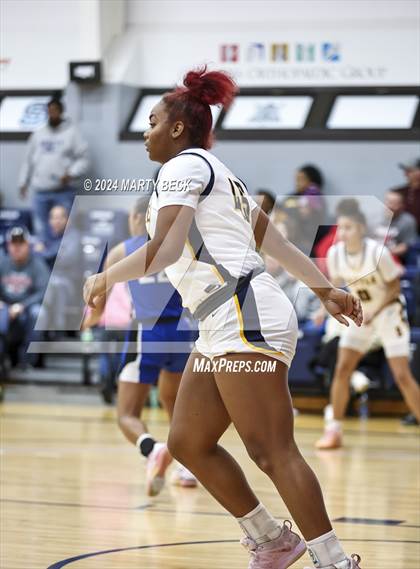 Thumbnail 2 in Quincy vs Battle (Sophie Cunningham Classic) photogallery.
