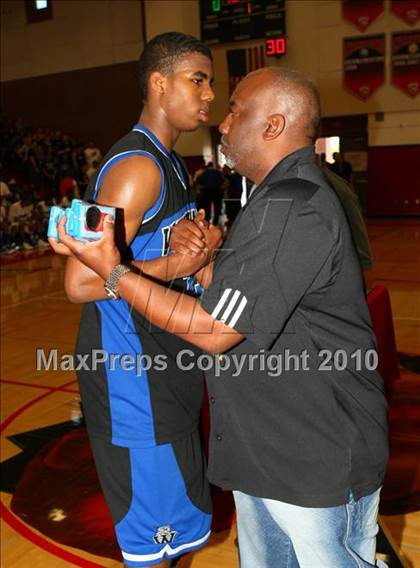 Thumbnail 3 in Windward vs. Lutheran (CIF SoCal D5 Final) photogallery.