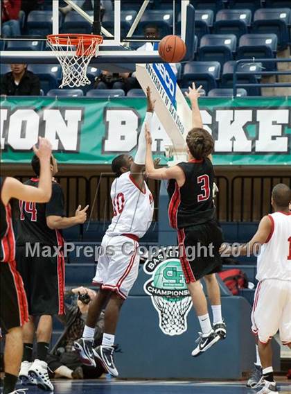 Thumbnail 2 in La Jolla vs Mount Miguel (CIF SDS D3 Final) photogallery.