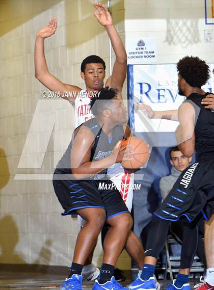 Thumbnail 2 in Mater Dei vs Desert Pines (Tarkanian Classic) photogallery.