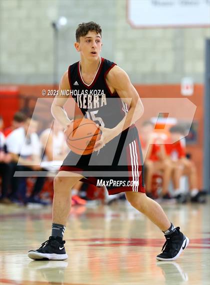 Thumbnail 2 in Crean Lutheran vs. JSerra Catholic (Mater Dei Extravaganza) photogallery.