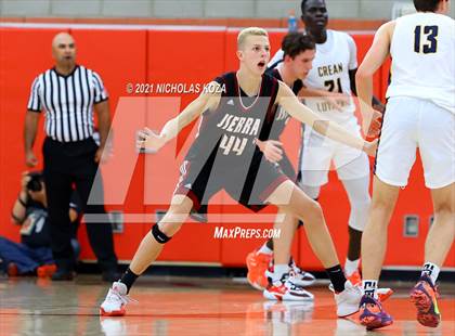 Thumbnail 2 in Crean Lutheran vs. JSerra Catholic (Mater Dei Extravaganza) photogallery.