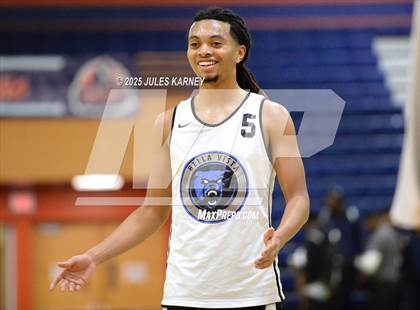 Thumbnail 2 in Oak Cliff Faith Family Academy vs Bella Vista Grind Academy (Tarkanian Classic) photogallery.