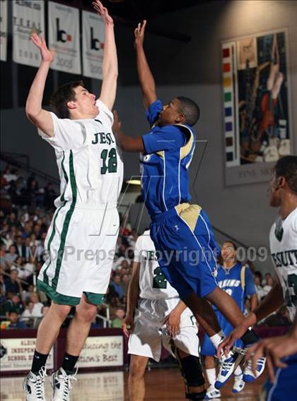 Thumbnail 1 in Strake Jesuit vs. Elkins (Texas 5A Region 3 Semifinal) photogallery.