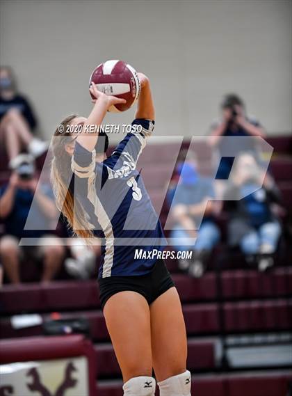 Thumbnail 1 in Hondo vs Devine (JV) photogallery.