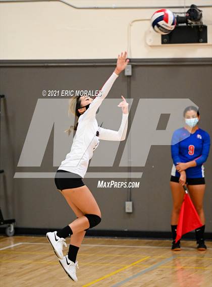 Thumbnail 3 in Hoover vs Holtville (Monte Vista Invitational) photogallery.