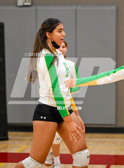 Thumbnail 2 in Hoover vs Holtville (Monte Vista Invitational) photogallery.