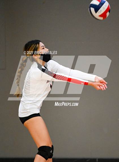 Thumbnail 3 in Hoover vs Holtville (Monte Vista Invitational) photogallery.
