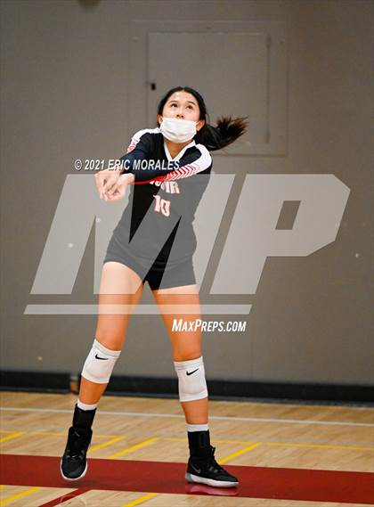 Thumbnail 3 in Hoover vs Holtville (Monte Vista Invitational) photogallery.