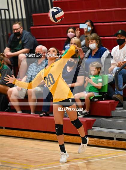 Thumbnail 3 in Hoover vs Holtville (Monte Vista Invitational) photogallery.