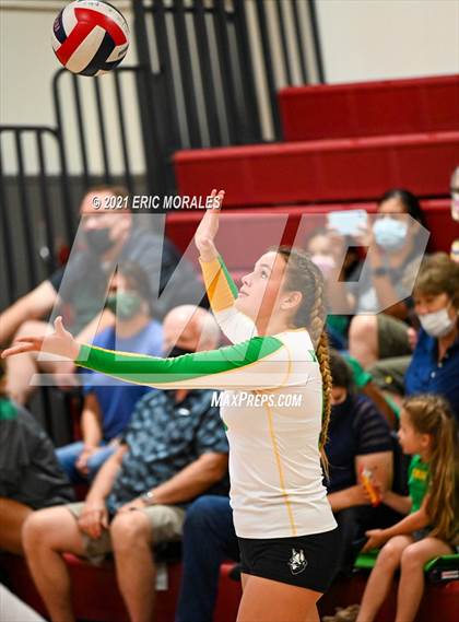 Thumbnail 2 in Hoover vs Holtville (Monte Vista Invitational) photogallery.