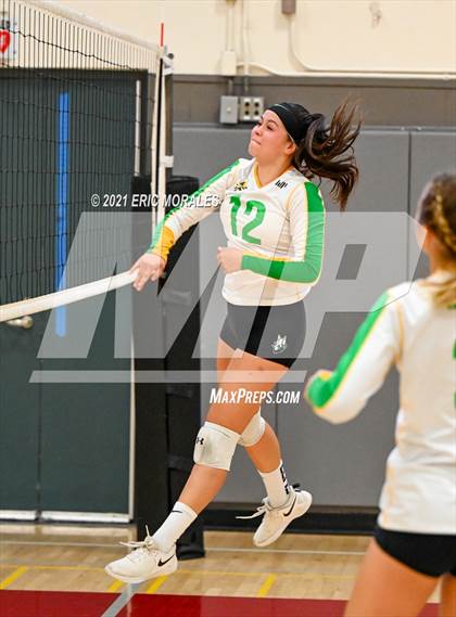 Thumbnail 2 in Hoover vs Holtville (Monte Vista Invitational) photogallery.