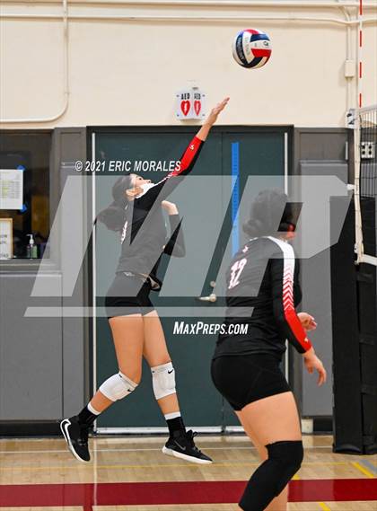 Thumbnail 2 in Hoover vs Holtville (Monte Vista Invitational) photogallery.