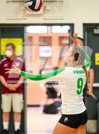 Thumbnail 3 in Hoover vs Holtville (Monte Vista Invitational) photogallery.