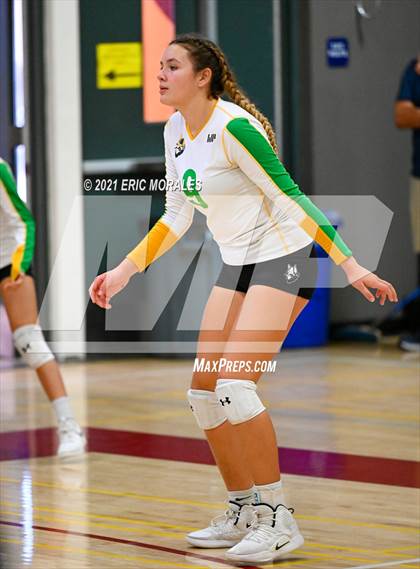 Thumbnail 2 in Hoover vs Holtville (Monte Vista Invitational) photogallery.