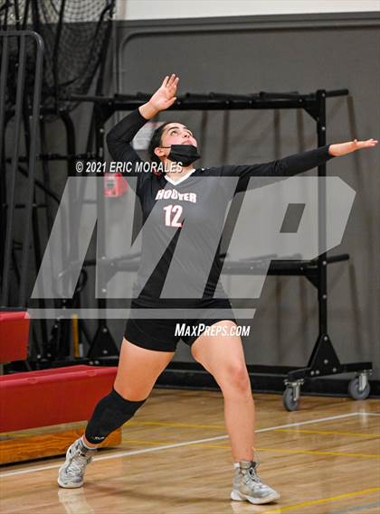 Thumbnail 1 in Hoover vs Holtville (Monte Vista Invitational) photogallery.