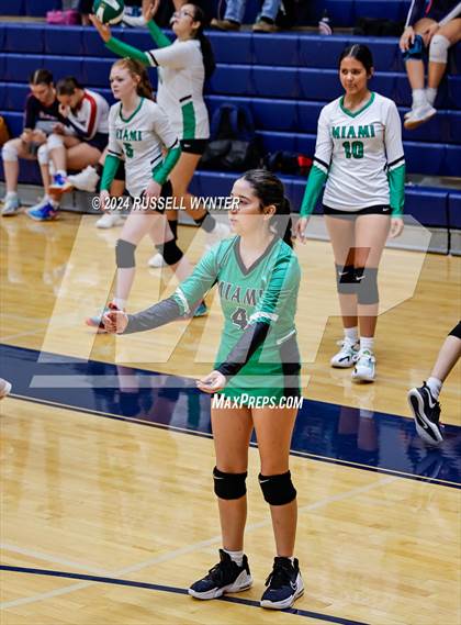 Thumbnail 2 in Tempe Prep vs. Miami photogallery.