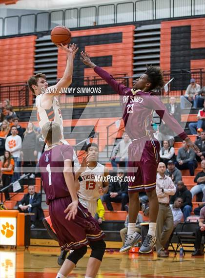 Thumbnail 1 in DeSmet Jesuit @ Edwardsville photogallery.
