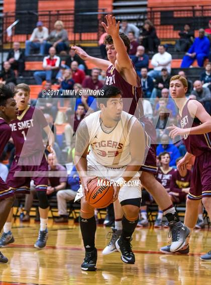 Thumbnail 3 in DeSmet Jesuit @ Edwardsville photogallery.