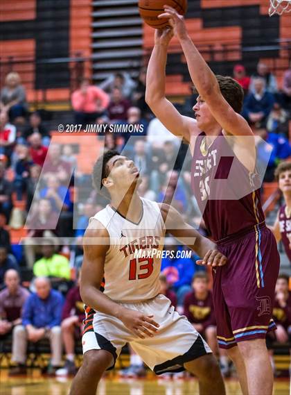 Thumbnail 2 in DeSmet Jesuit @ Edwardsville photogallery.