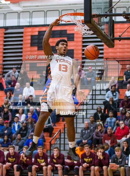 Thumbnail 2 in DeSmet Jesuit @ Edwardsville photogallery.