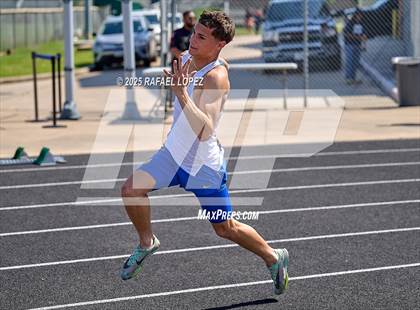 Thumbnail 1 in UIL 6A Track & Field Area 21&22 (4x200M Relay) photogallery.