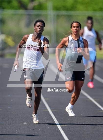 Thumbnail 1 in UIL 6A Track & Field Area 21&22 (4x200M Relay) photogallery.