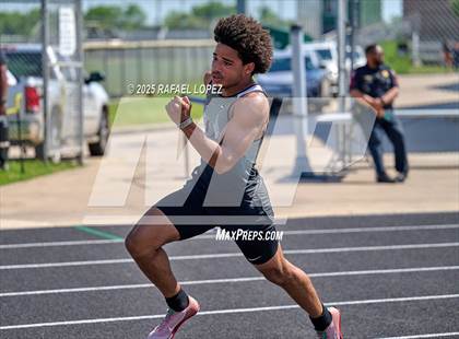 Thumbnail 3 in UIL 6A Track & Field Area 21&22 (4x200M Relay) photogallery.