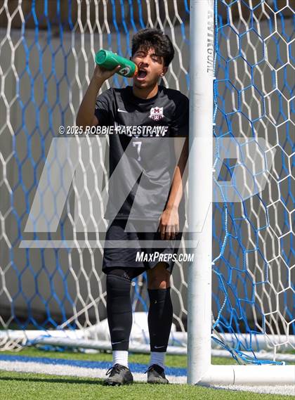 Thumbnail 3 in Vandegrift vs. Mesquite (UIL 6A Soccer Division II Final) photogallery.