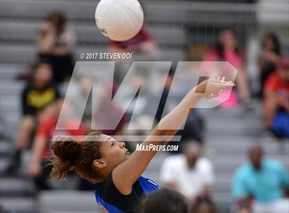 Thumbnail 3 in King vs. Norco photogallery.