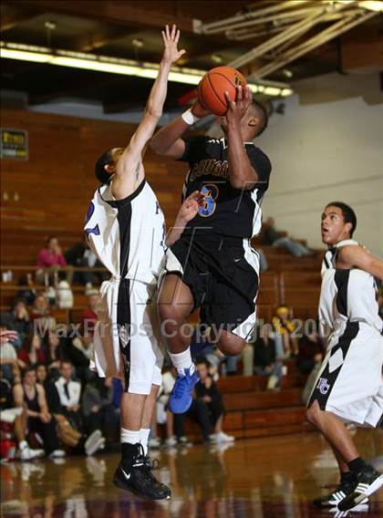 Thumbnail 3 in Newark Memorial vs. Foothills Christian (MaxPreps Holiday Classic) photogallery.