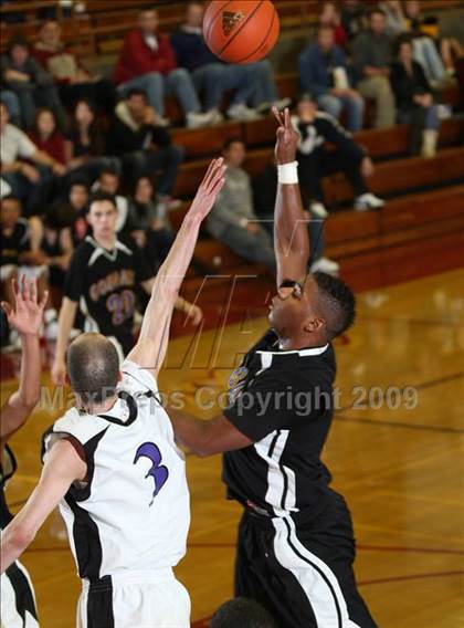 Thumbnail 2 in Newark Memorial vs. Foothills Christian (MaxPreps Holiday Classic) photogallery.