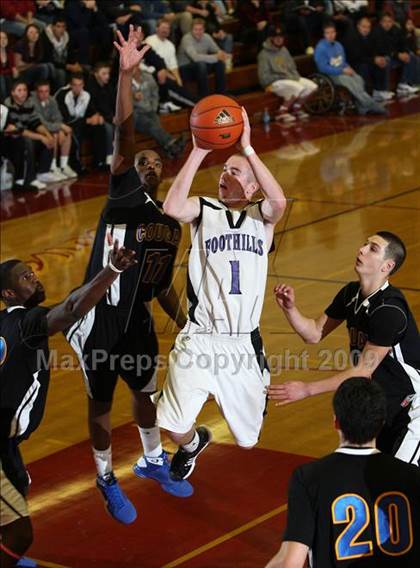 Thumbnail 2 in Newark Memorial vs. Foothills Christian (MaxPreps Holiday Classic) photogallery.