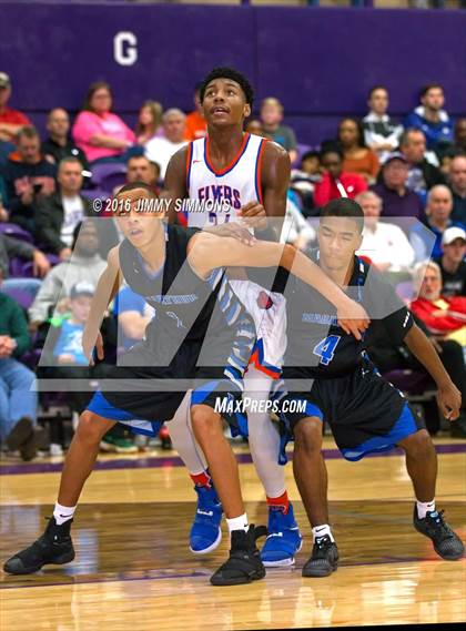 Thumbnail 1 in East St. Louis vs. Decatur MacArthur (Prairie Farms Holiday Basketball Classic) photogallery.