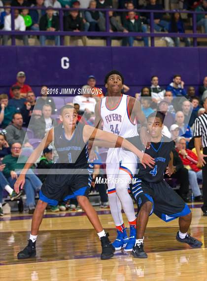Thumbnail 2 in East St. Louis vs. Decatur MacArthur (Prairie Farms Holiday Basketball Classic) photogallery.