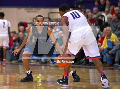 Thumbnail 3 in East St. Louis vs. Decatur MacArthur (Prairie Farms Holiday Basketball Classic) photogallery.