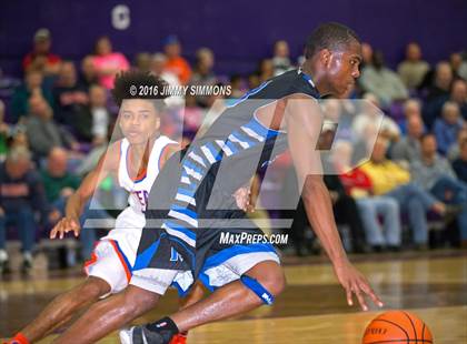 Thumbnail 2 in East St. Louis vs. Decatur MacArthur (Prairie Farms Holiday Basketball Classic) photogallery.