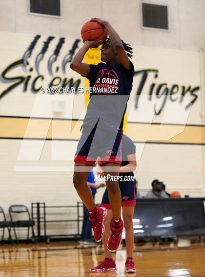 Thumbnail 1 in Benjamin Davis vs. Klein (Conroe Christmas Classic) photogallery.