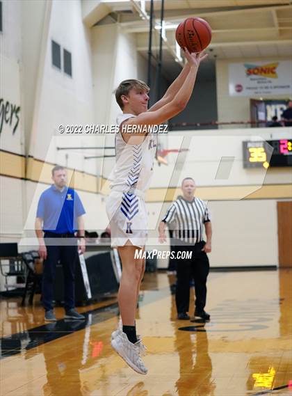 Thumbnail 3 in Benjamin Davis vs. Klein (Conroe Christmas Classic) photogallery.
