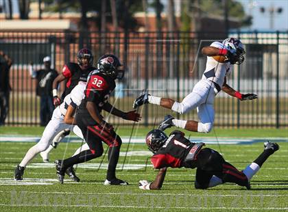Thumbnail 2 in Manvel vs. Port Arthur Memorial (UIL 5A Division 2 Bi-District Playoff) photogallery.