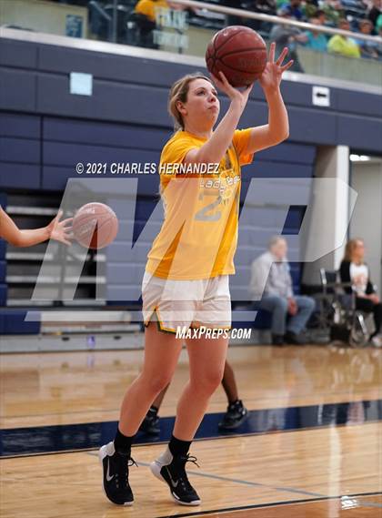 Thumbnail 2 in Lexington vs. Fairfield (UIL 3A Regional Final) photogallery.