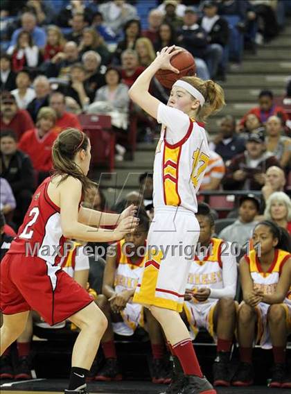 Thumbnail 2 in Berkeley vs. Carondelet (CIF NorCal D1 Regional Final) photogallery.