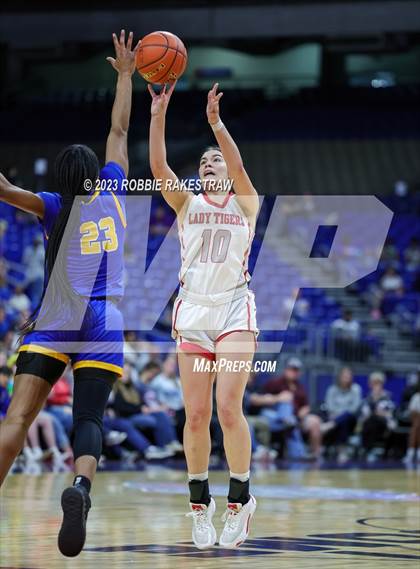 Thumbnail 3 in Glen Rose vs. La Vega (UIL 4A Basketball State Semifinal) photogallery.