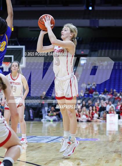 Thumbnail 3 in Glen Rose vs. La Vega (UIL 4A Basketball State Semifinal) photogallery.