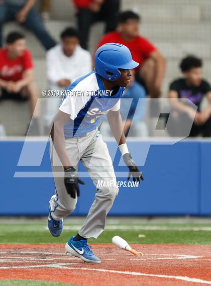 Thumbnail 2 in Simeon vs. Lake View (Chicago Public League Semifinal) photogallery.